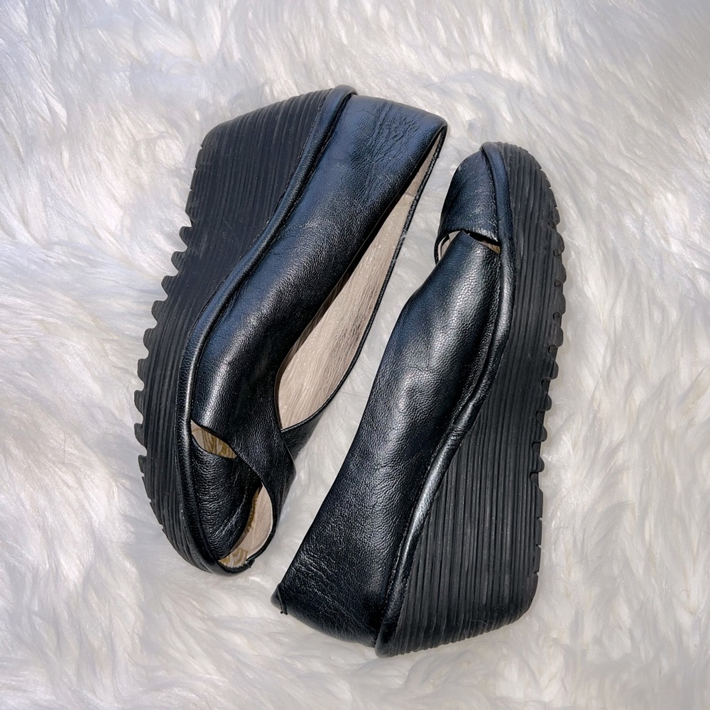 Great used condition. Very few signs of wear. These are a true size 7.